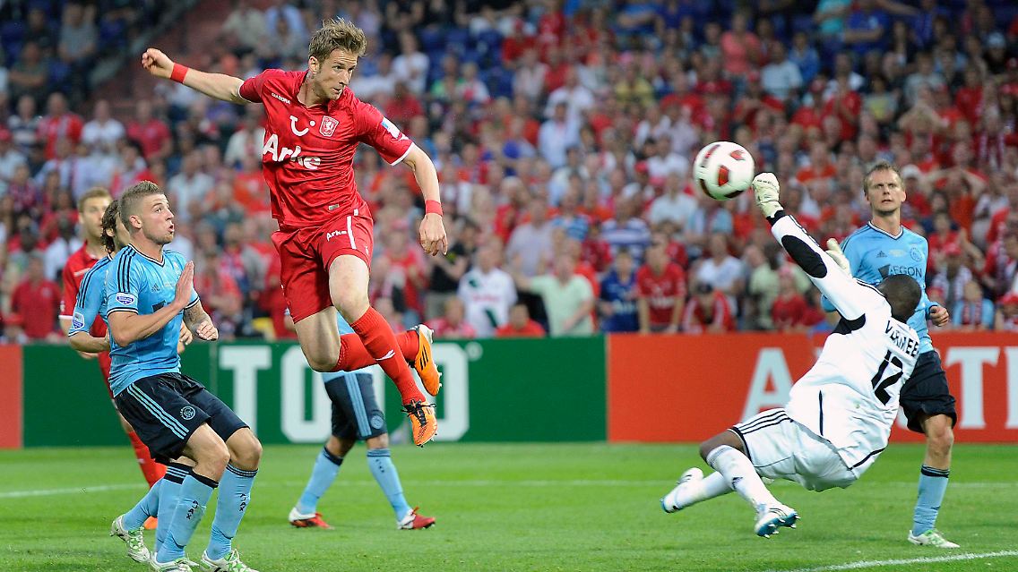Szene aus dem Pokalfinale: Twentes Marc Janko überwindet Ajax-Keeper Kenneth Vermeer.