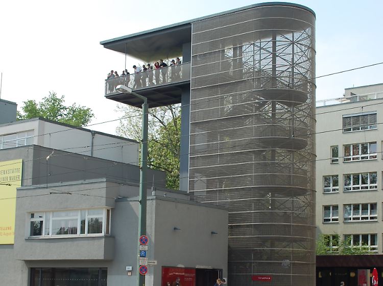Aussichtsplattform an der Gedenkstätte in der Bernauer Straße - von dort oben lässt sich das Gelände mit den ehemaligen Grenzanlagen gut überblicken.