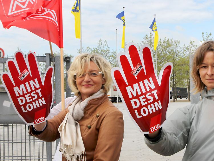 Am Rande des FDP-Parteitags in Rostock protestieren DGB-Mitglieder für einen Mindestlohn.