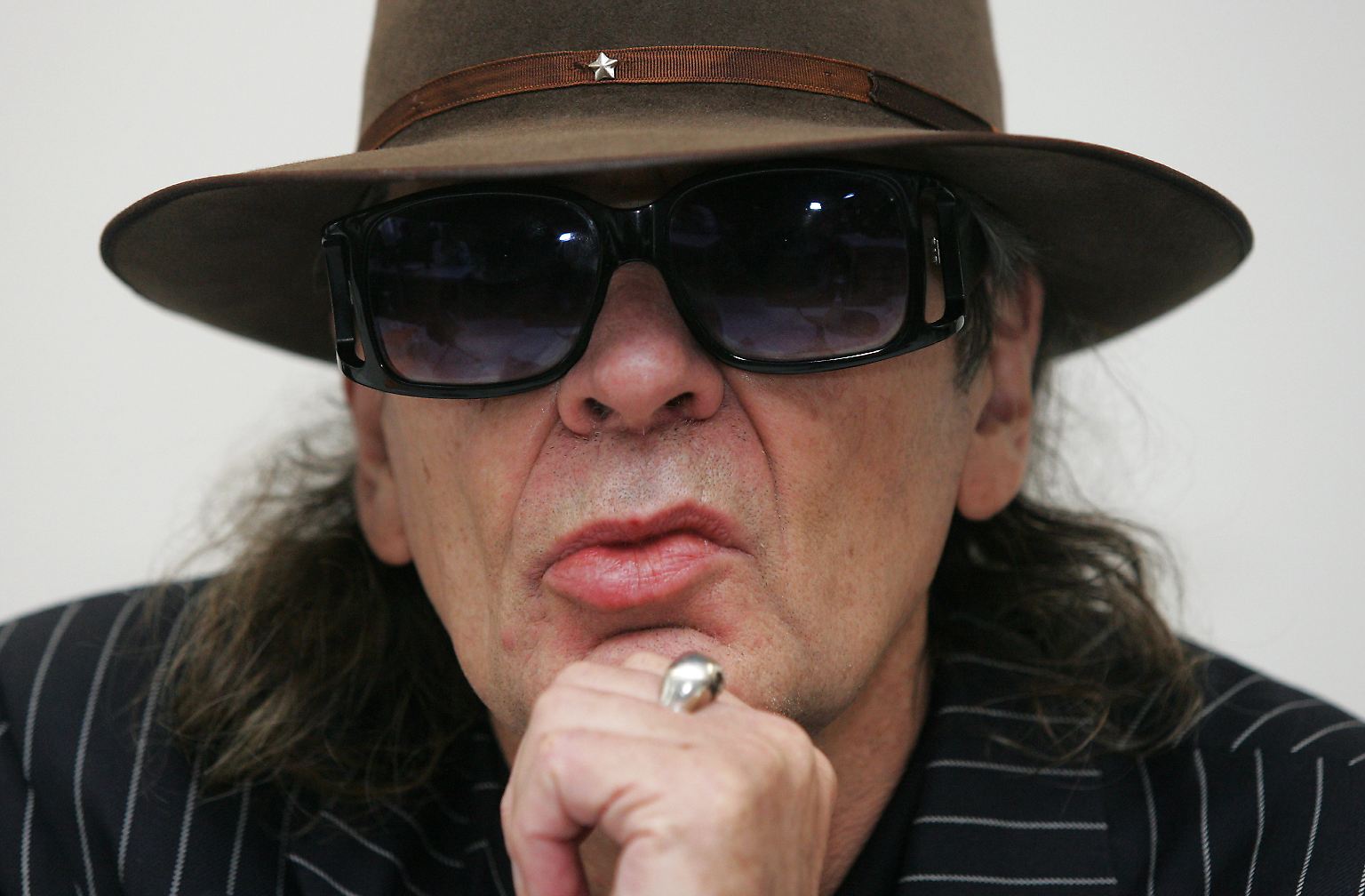 Hut, Sonnenbrille, zu einem Schmollen verzogene Lippen - so kennt man Udo Lindenberg seit Ende der 1960er-Jahre. Am 17. Mai 2021 feiert der Deutschrock-Revolutionär seinen 75. Geburtstag, doch ...