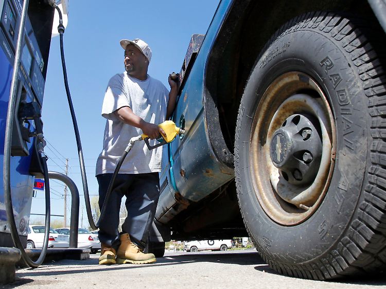 Erschreckte Blicke an der Tankstelle: Die Spritkosten ziehen den Verbrauchern das Geld aus der Tasche.