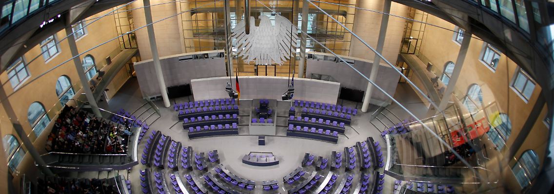 Blick in den großen Plenarsaal im Reichstagsgebäude: Am Wochenende bleibt der Bundesadler allein mit den Besuchergruppen (Archivbild).