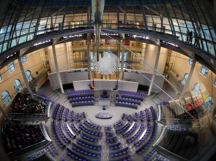 Blick in den großen Plenarsaal im Reichstagsgebäude: Am Wochenende bleibt der Bundesadler allein mit den Besuchergruppen (Archivbild).