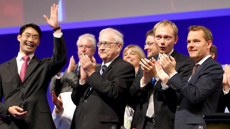 Rösler (l) erhält Zustimmung nach seiner Rede von Guido Westerwelle (r-l), Daniel Bahr, Christian Lindner, Holger Zastrow, Elke Hoff, Rainer Brüderle und Uwe Hahn.