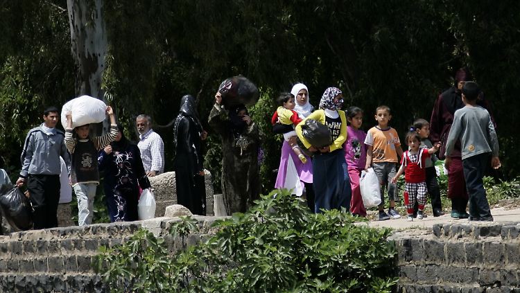 Syrer fliehen über die Grenze nach Libanon.