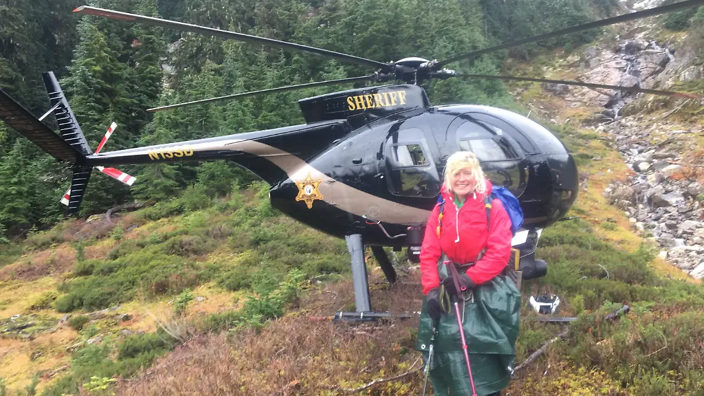 Gluecklich-strahlt-Katharina-Groene-nach-ihrer-Rettung-in-die-Kamera