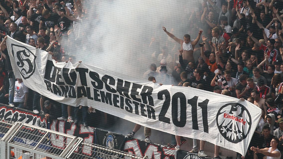 Selbstironisch in die 2. Liga: Fans von Eintracht Frankfurt versuchen in Dortmund über die schweren Randale einiger Eintracht-Fans zu scherzen.