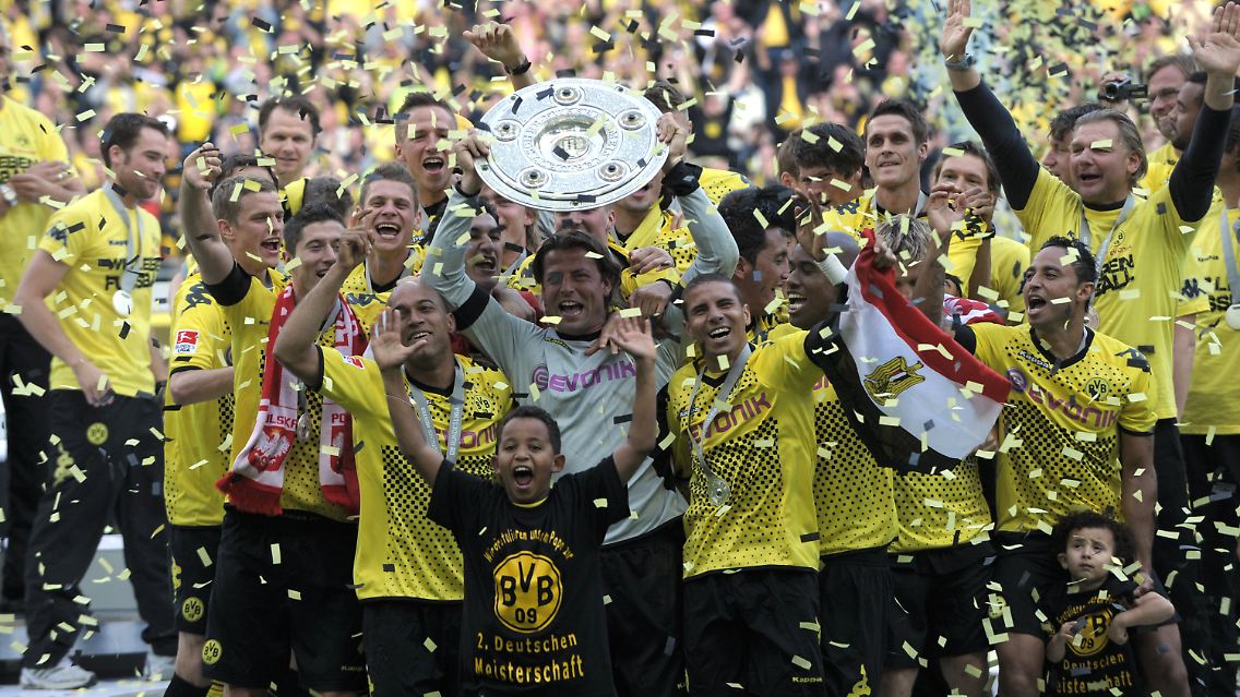 Feierstimmung in Dortmund: Der BVB verschoss zwar zwei Elfmeter, gewann aber trotzdem 3:1 und erhielt nach Spielende endlich die Schale.
