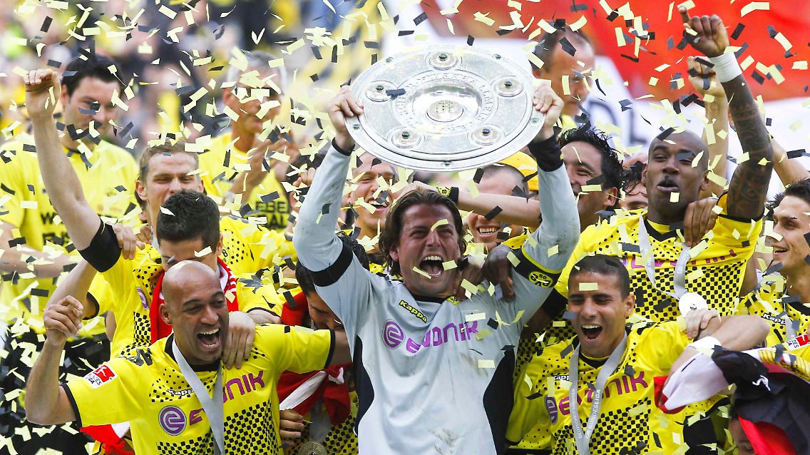 Ersatz-Kapitän Roman Weidenfeller durfte den Fans die Meisterschale als Erster präsentieren.