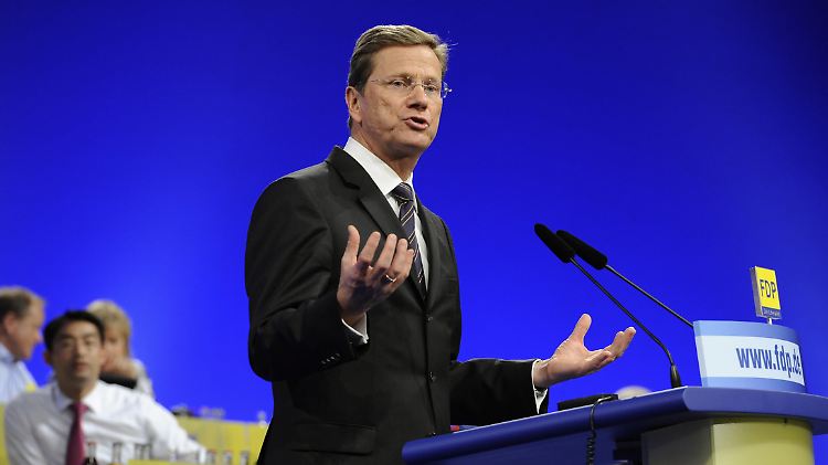 Mit der Hilfe von Vorgänger Westerwelle konnte Parteichef Rösler eine erste Niederlage abwenden.