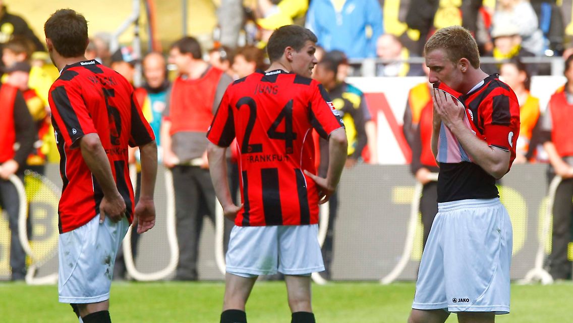 Mund abputzen und direkt wieder aufsteigen, diese Parole hat Noch-Eintracht-Trainer Christoph Daum nach dem vierten Abstieg der Vereinsgeschichte ausgegeben. Wenn's nur so einfach wäre!