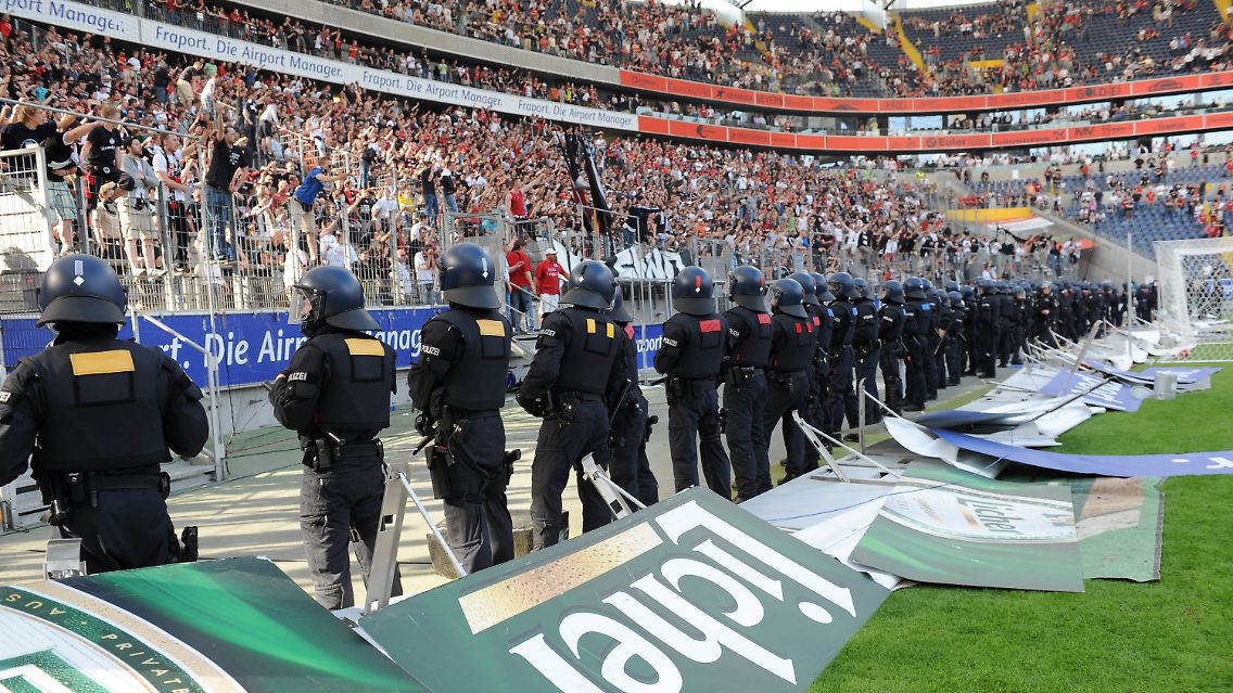 Spur der Verwüstung: Nicht nur in Frankfurt fielen in dieser Spielzeit die Fans aus dem Rahmen.
