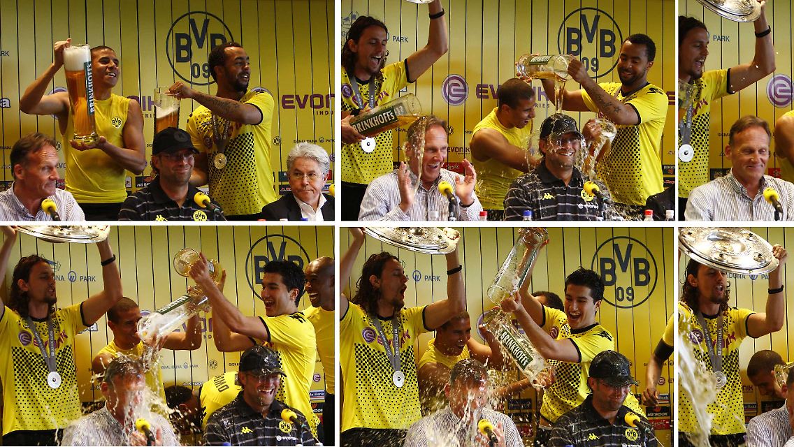 Auch auf der offiziellen Pressekonferenz wurde feucht-fröhlich mit Bier geduscht, wenn auch im Fall von BVB-Geschäftsführer Watzke und Trainer Klopp eher unfreiwillig.