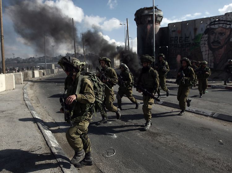 Israelische Soldaten beziehen bei einem Checkpoint zwischen Ramallah und Jerusalem Stellung.