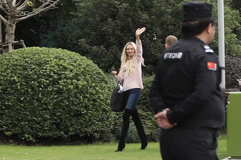 imago-Victoria-s-Secret-Angel-South-African-model-Candice-Swanepoel-waves-to-fans-after-arriving-at-the-Shanghai-Pudong-International-Airport-ahead-of-the-2017-Victoria-s-Secret-Fashion-Show
