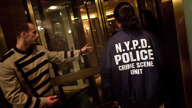 Ermittler betreten das Hotel, in dem sich der Vorfall ereignet haben soll: Die Polizei nehmen die Vorwürfe sehr ernst.