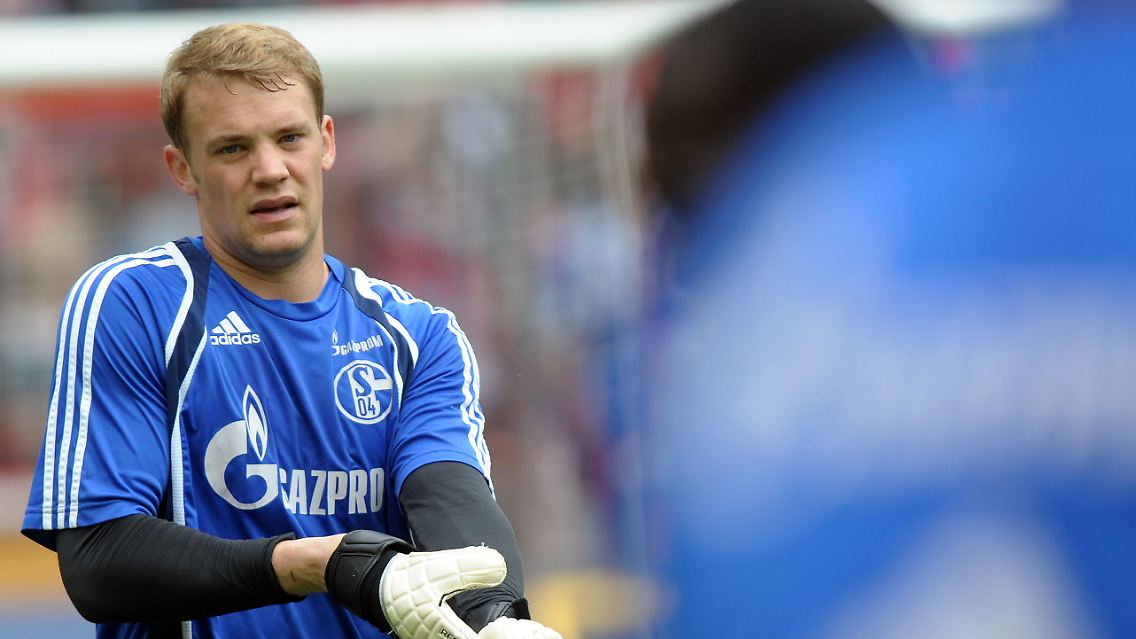 Wohl sein vorletztes Spiel für den FC Schalke 04: Manuel Neuer zieht in Köln seine Torwarthandschuhe aus.
