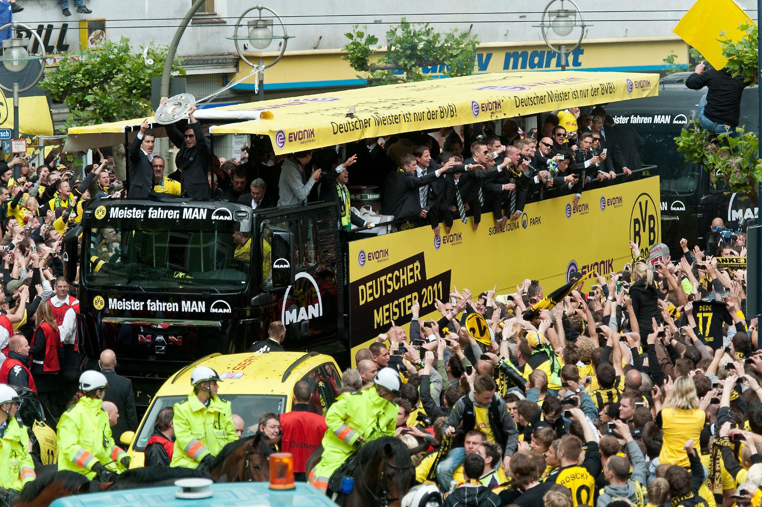 Dortmund steht Kopf: Unter ekstatischem Jubel der Fans hat der Meistertruck ... 