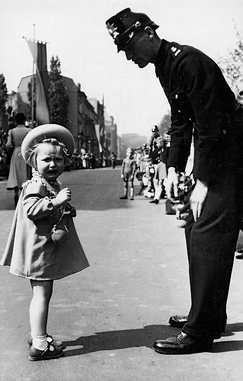 Schutzmann-Kind-Luftballon-2