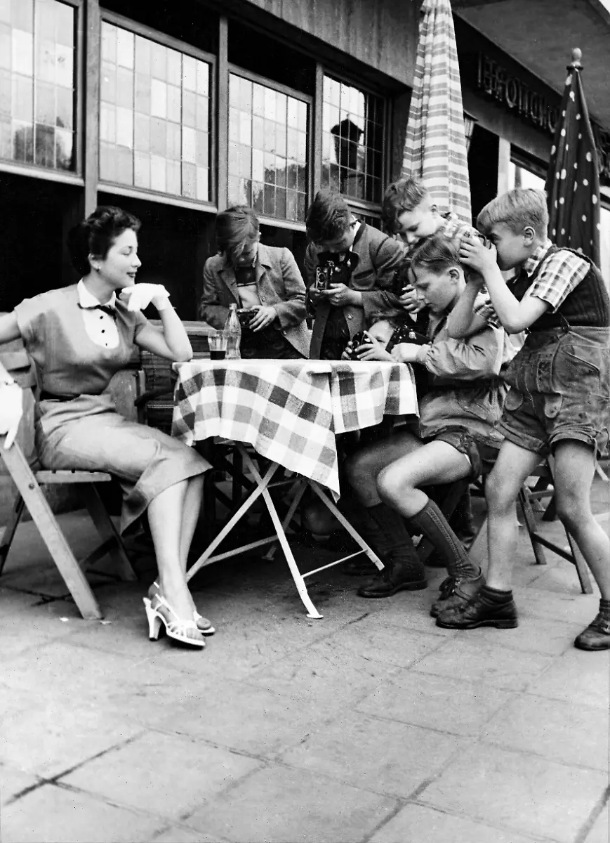 Jungs-fotgrafieren-mit-Box-Kamera