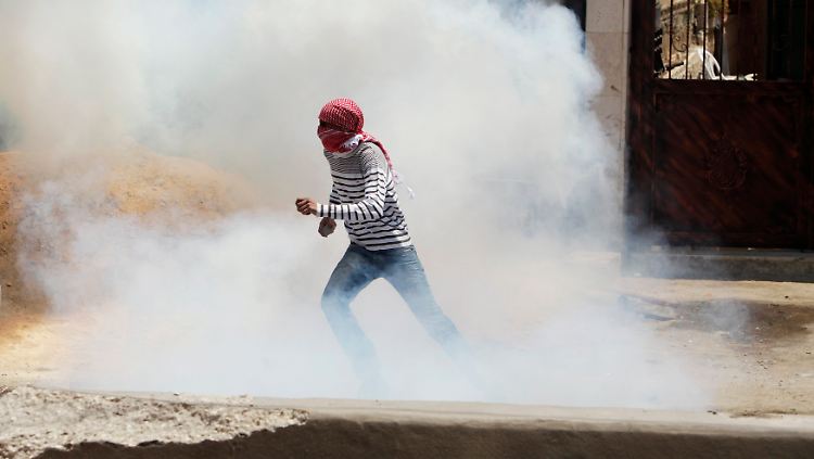 Zusammenstöße zwischen Steinewerfern und Soldaten gibt es auch bei Ramallah im Westjordanland.