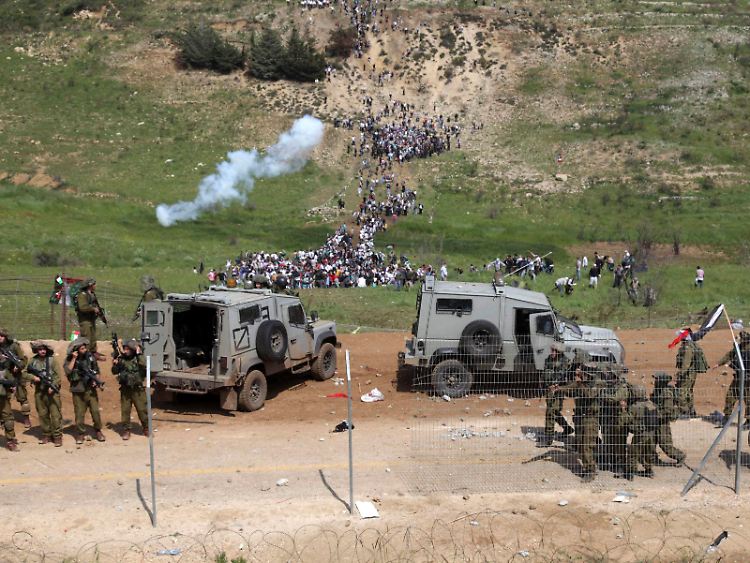 Demonstranten rücken von Syrien aus auf Madschdal Schams vor. Im Vordergrund israelische Grenzsoldaten.