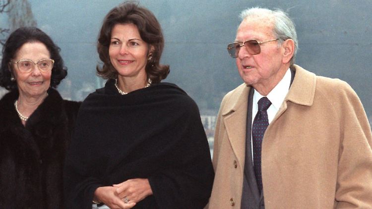 Das Archivbild von 1990 zeigt Königin Silvia mit ihren Eltern Alice und Walther Sommerlath in Heidelberg.