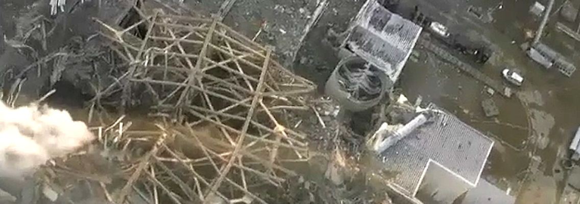 Der Screenshot eines Videos, das am 17. März von Tepco veröffentlicht wurde, zeigt das stark beschädigte Gebäude von Reaktor 1.