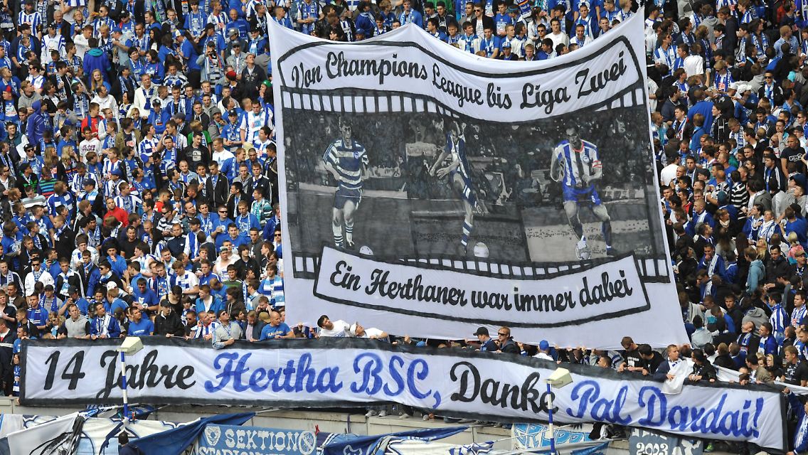 Hommage an Pal Dardai: Hertha-Fans verabschieden sich mit einem Transparent vom Berliner Rekordspieler.