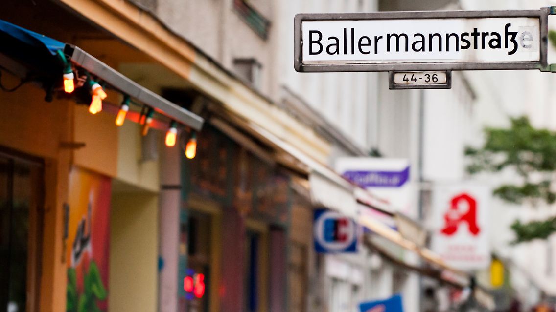Wie am Ballermann? Ein Aufkleber überdeckt in Berlin-Kreuzberg den Namen der Falckensteinstraße.