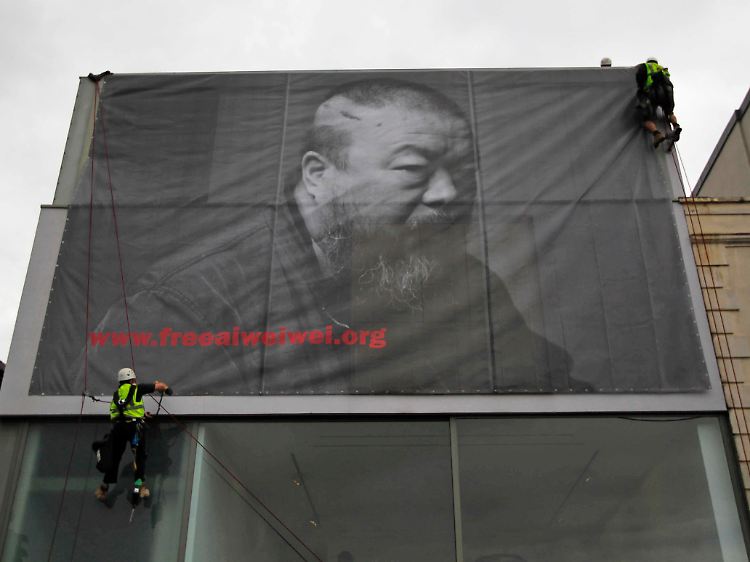 Ein riesiges Plakat von Ai wird vor der Lisson Gallery in London gezeigt.