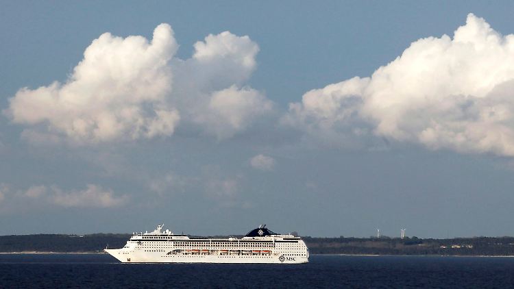 Antriebslos in der Ostsee: Die MSC Opera dümpelt vor Gotland.