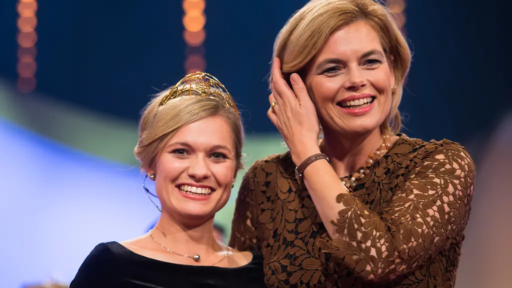 Aehnlichkeiten-sind-reiner-Zufall-Die-neue-Weinkoenigin-Carolin-Kloeckner-l-und-ihre-Vorvorgaengerin-im-Amt-Julia-Kloeckner-heute-Landwirtschaftministerin-in-Berlin