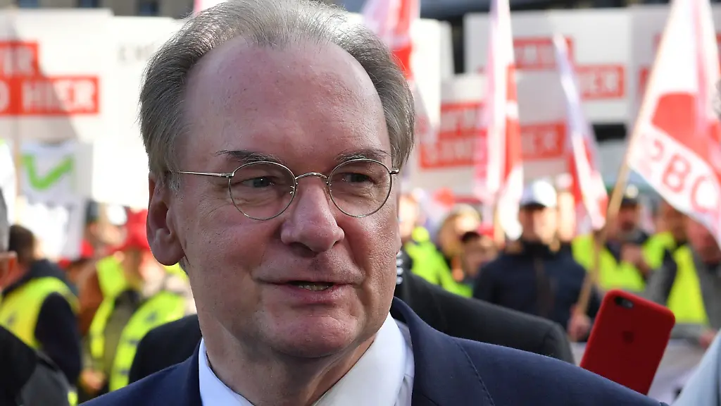 Haseloff-bei-Kohlekommission-in-Halle