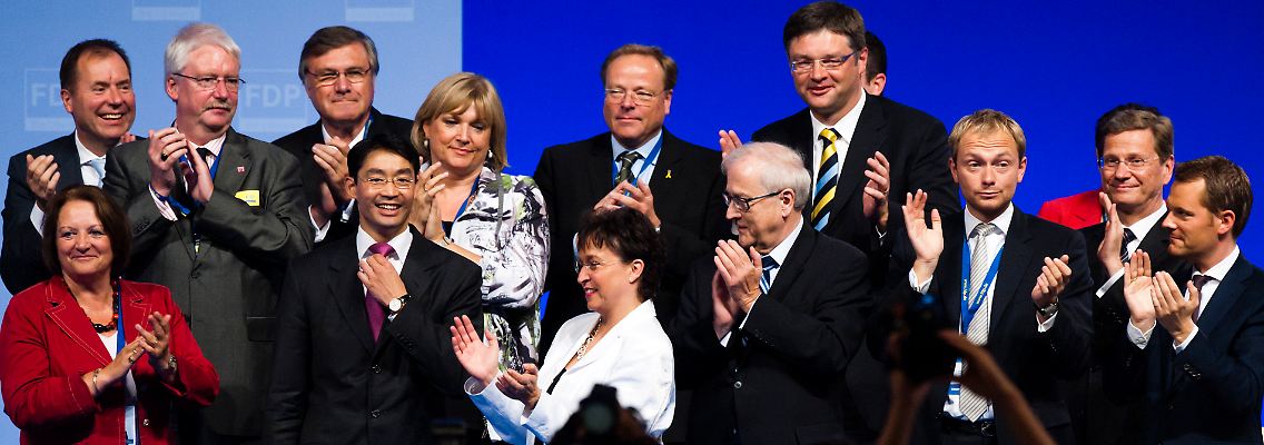 Die neue FDP-Führung beklatscht den neuen Parteichef Rösler.