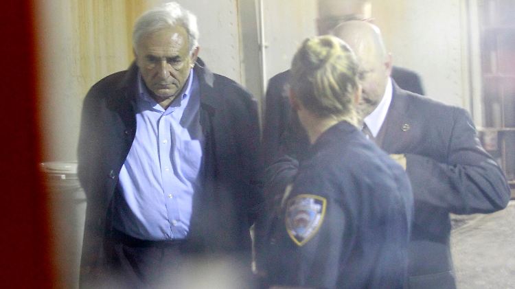 IWF-Chef in Handschellen: Dominique Strauss-Kahn (2.v.r) verlässt am späten Sonntagabend in Begleitung von NYPD-Beamten eine New Yorker Polizeiwache.