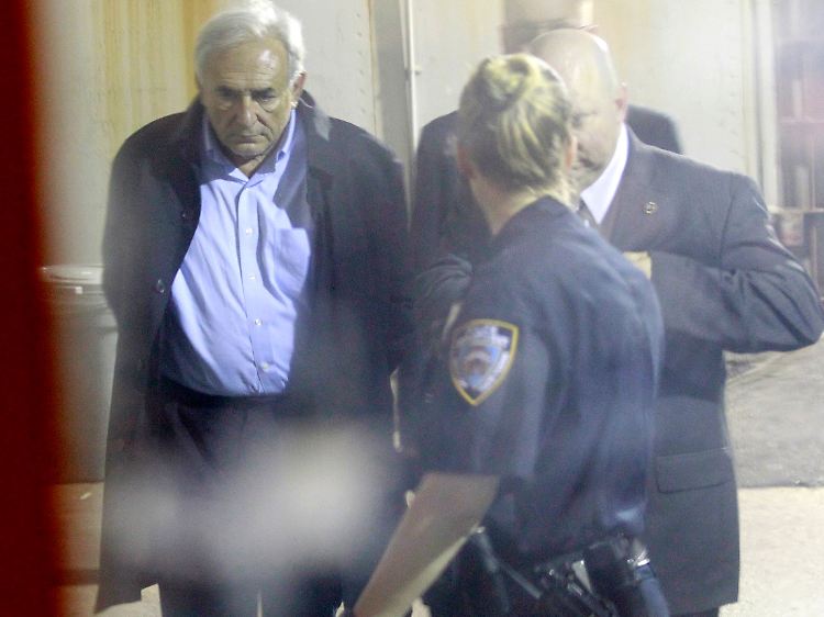 IWF-Chef in Handschellen: Dominique Strauss-Kahn verlässt am späten Sonntagabend eine New Yorker Polizeiwache.