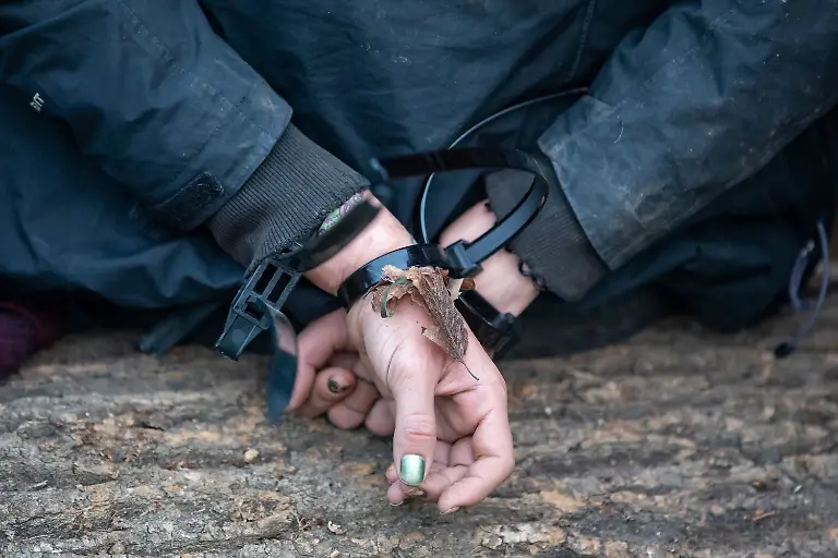 5758967a8c6c2aba18d37ce595f4c38c