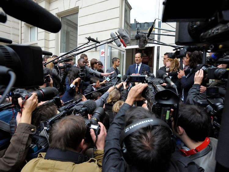 Der Sprecher der französischen Sozialisten, Cambadelis, wird von der Presse bestürmt.