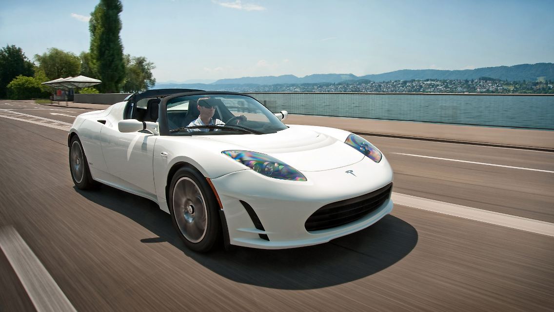 Pionier mit stolzem Preis: Der Tesla Roadster war das erste Serien-Elektroauto auf dem deutschen Markt. Er kostet aktuell 99.960 Euro.