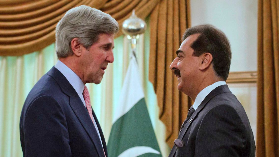 Kerry trifft Pakistans Premier Gilani.