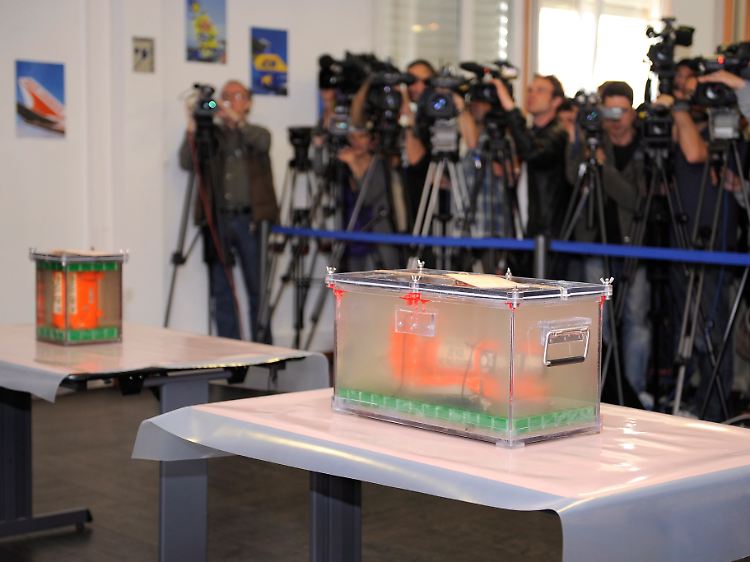 Die beiden Flugdatenschreiber vor der Auswertung: Nach zwei Jahren in der Tiefe war unklar, ob überhaupt noch verwertbare Informationen enthalten sind.