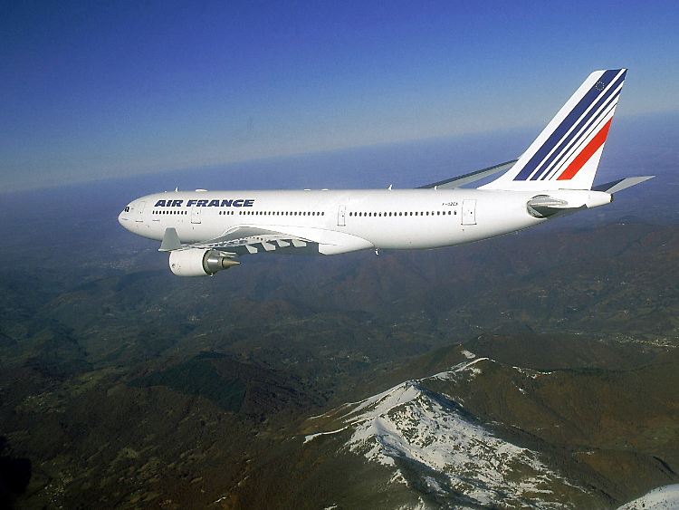 Baugleiche Maschine: Ein Flugzeug der Air France vom Typ Airbus A330-200 über die Pyrenäen (Archivbild).