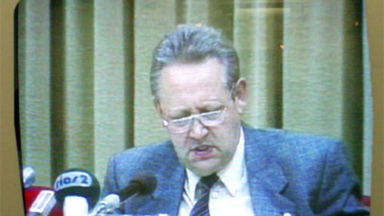Schabowski hatte in einer Pressekonferenz erklärt, die DDR habe ihre Grenzen geöffnet. Ein Reporter fragte nach: "Heißt das, jeder DDR-Bürger kann jetzt frei in den Westen fahren?"
