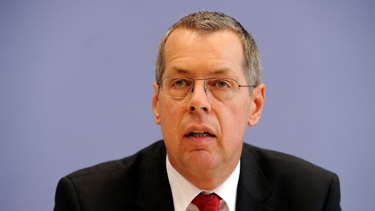 Reinhold Robbe, kritisch.