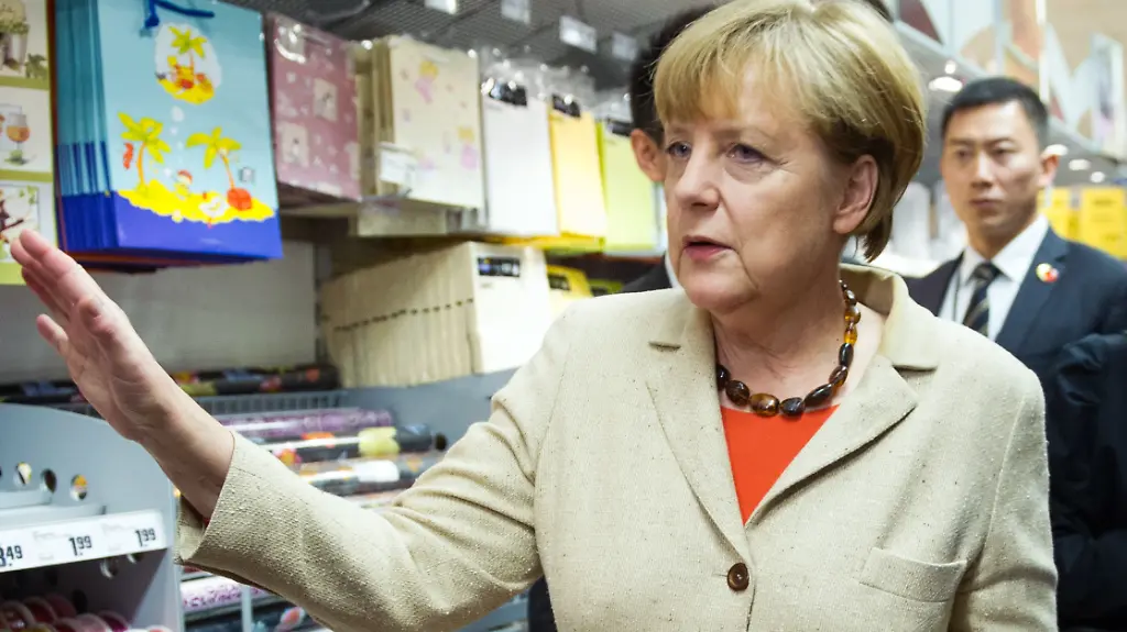 Auch-bei-ihrer-Einkaufstour-mit-dem-chinesischen-Ministerpraesident-2014-trug-Merkel-ihren-Einkaufskorb-selbst