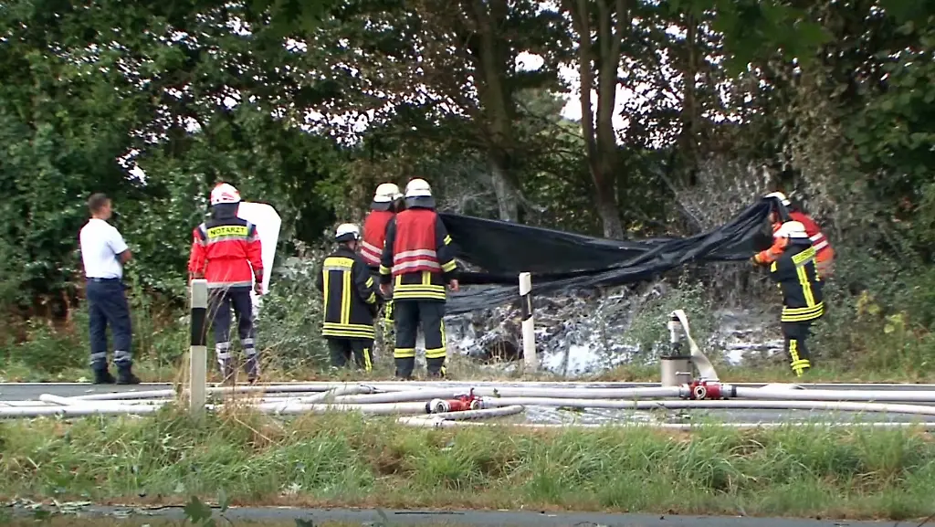 Im-niedersaechsischen-Melle-wurde-nach-dem-toedlichen-Flugzeugabsturz-eine-Landstrasse-gesperrt