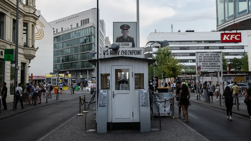 An-dem-einstigen-Grenzuebergang-am-Checkpoint-Charlie-in-Berlin-standen-sich-nach-dem-Mauerbau-vor-57-Jahren-amerikanische-und-sowjetische-Panzer-gegenueber