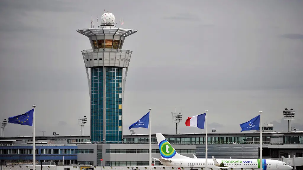 Am-Flughafen-Paris-Orly-kam-es-nach-der-Schlaegerei-zwischen-den-Rappern-Booba-und-Kaaris-zu-mehreren-Flugverspaetungen