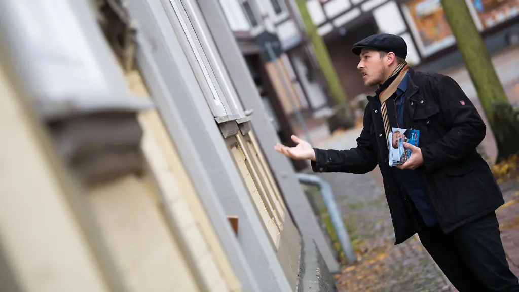 Lars-Steinke-beim-Haustuerwahlkampf-der-AfD-in-Niedersachen-Archivbild
